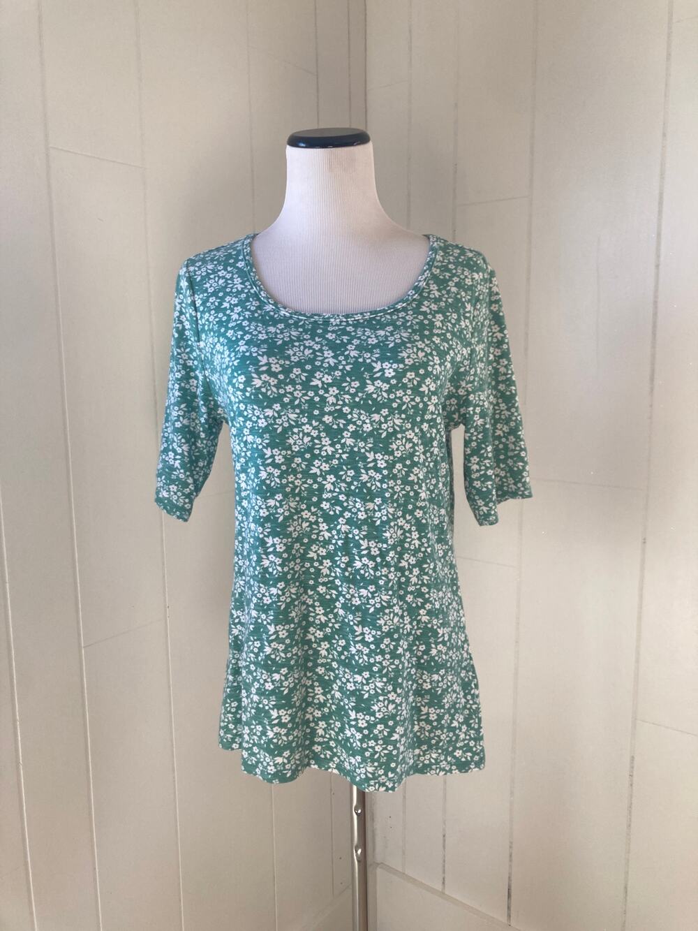 Time & Tru Light Green & White Pullover T-Shirt, Size M